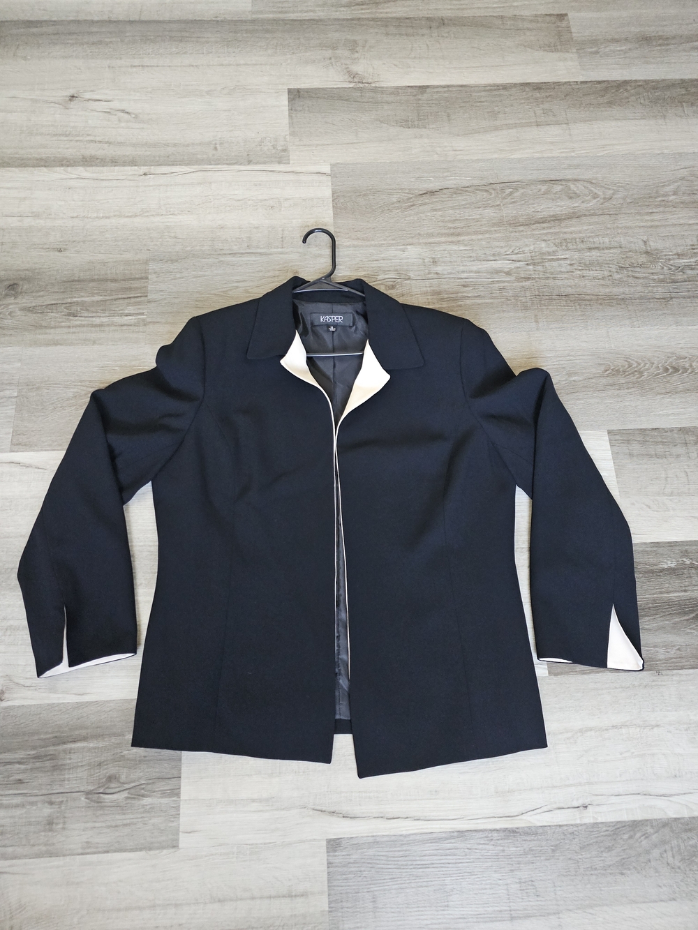 Kasper Black Open-Front Blazer with Cream Contrast Trim - Size 16 - Picture 10 of 16